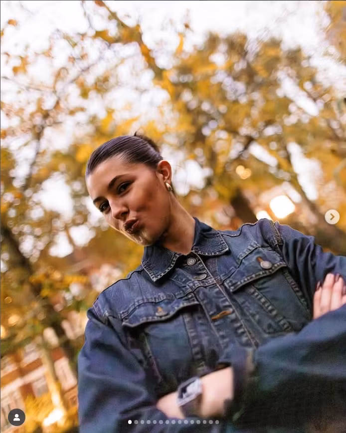 Đỉnh cao nhất đến tại Tokyo 2025 khi Hunt về nhì nội dung 200 m, chỉ sau VĐV Mỹ Melissa Jefferson-Wooden. Chiến thắng này khiến cô bật khóc trên bục nhận huy chương và thừa nhận: "Tôi không ngừng mỉm cười và khóc. Khi nhìn thấy mẹ, tôi òa khóc ngay. Tôi biết ông nội đang dõi theo và dẫn lối cho tôi". Ảnh sử dụng trong bài: Instagram nhân vật.