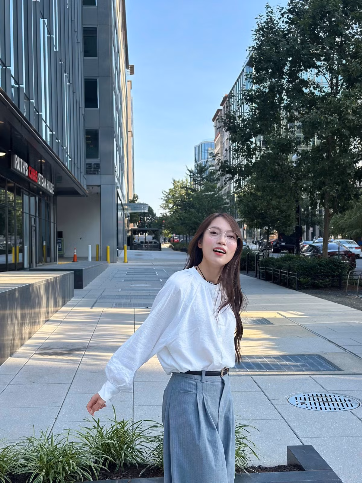 Ở khoảnh khắc này, Khánh Vy diện áo sơ mi mix cùng quần vải ống rộng giản dị.