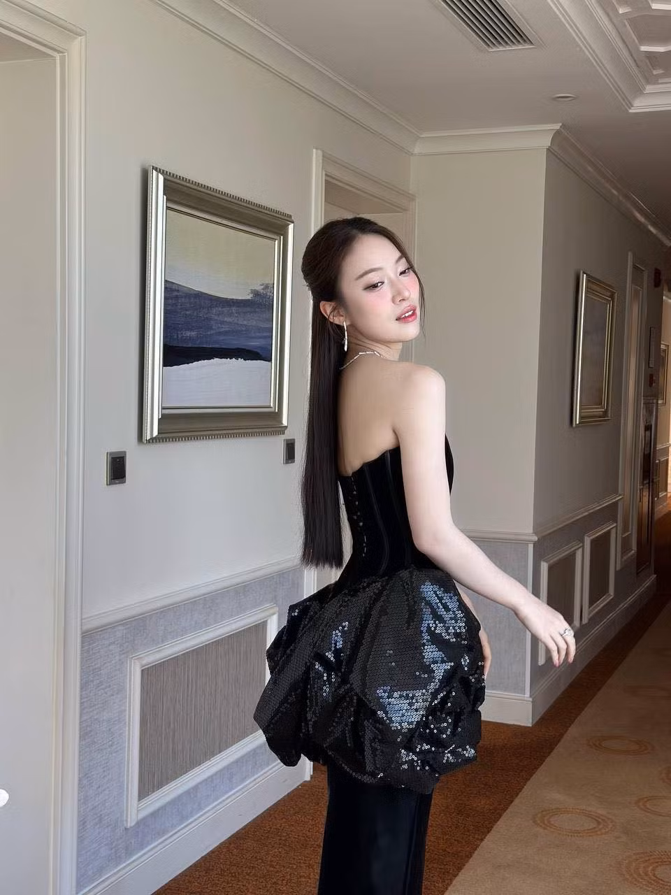 Trong hình, Khánh Vy mix áo closet cách điệu với phần thiết kế đuôi áo gợi cảm.