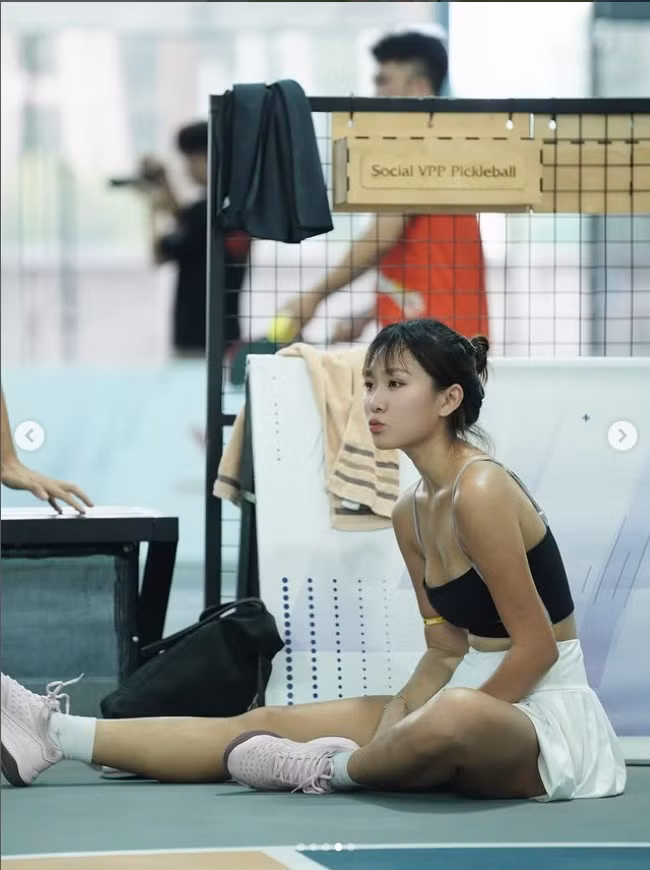 Cộng đồng mạng bày tỏ với outfit này chủ yếu sẽ là những người ra sân “sống ảo”, mục đích khoe body thay vì tập trung vào vận động thể chất. Thậm chí, một vài bình luận còn công kích cho rằng cô gái chỉ “chơi thể thao trá hình”, "gọi vốn"....