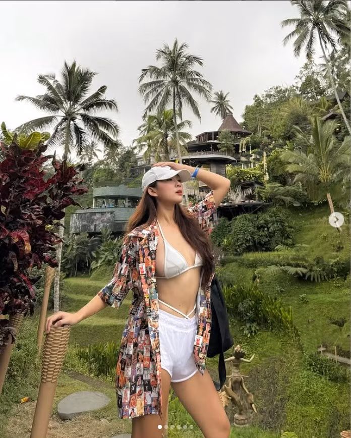 Bên cạnh đó, trên trang Instagram có hơn 28k người theo dõi của mình, cô bạn cũng thường xuyên đăng ảnh tập luyện, chơi nhiều môn thể thao. Cô từng chơi golf, lướt sóng, leo núi, chạy bộ,... và gần đây nhất là chơi pickleball.