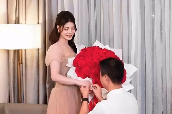 Tối 28/6, ông Văn Sỹ Sơn - HLV trưởng CLB Quảng Nam - chia sẻ khoảnh khắc cầu hôn bạn gái trên trang cá nhân.