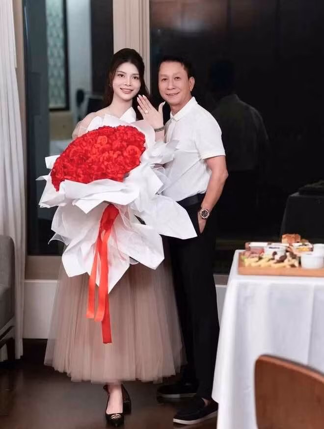 “Em không phải người đầu tiên anh yêu nhưng chắc chắn là người cuối cùng anh quỳ gối trước mặt”, nhà cầm quân sinh năm 1972 viết, đăng kèm hình ảnh trong khung cảnh riêng tư, lãng mạn.