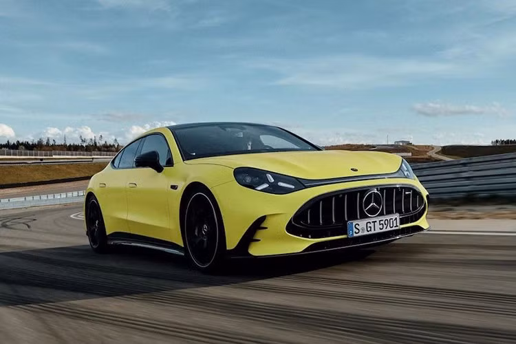 Mercedes-AMG GT 4-Door Coupe thế hệ mới đã chính thức ra mắt, cho thấy AMG vẫn tiếp tục đẩy mạnh điện hóa trong bối cảnh phần lớn ngành công nghiệp ô tô đang giảm tốc chiến lược này. Mẫu sedan hiệu suất cao mới đã loại bỏ hoàn toàn động cơ xăng V8 của GT 4-Door Coupe đời cũ.