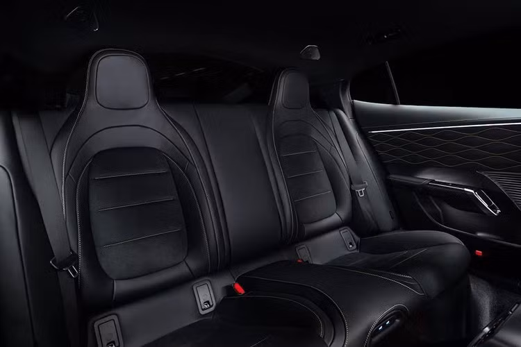 Ngoài ra, xe còn có 7 chế độ lái gồm Comfort, Sport, Race, Slippery, Eco, Individual và AMGFORCE Sport+. Trong đó, chế độ AMGFORCE Sport+ sẽ được kích hoạt khi người lái bật âm thanh V8 và hiệu ứng sang số giả lập. Xe còn sử dụng hệ thống treo khí nén AMG Active Ride Control với khả năng chống lật bán chủ động cùng giảm xóc điều chỉnh độ nén và độ hồi.