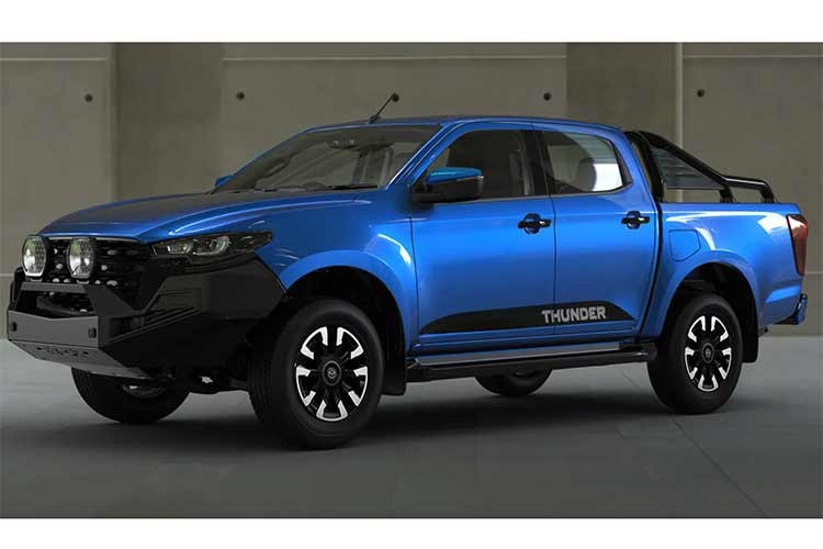 Trong danh mục sản phẩm 2026, Mazda đưa biến thể BT-50 Thunder trở lại và định vị đây là phiên bản cao cấp nhất của dòng xe sau nâng cấp. Xe phát triển dựa trên bản GT và nổi bật với thanh bảo vệ trước bằng thép tích hợp đèn LED Lightforce Beast, thanh thể thao phía sau bằng thép, nắp thùng cuốn tay cùng bộ tem “Thunder” màu đen.