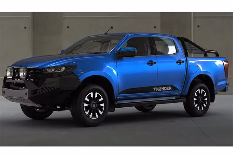Trong danh mục sản phẩm 2026, Mazda đưa biến thể BT-50 Thunder trở lại và định vị đây là phiên bản cao cấp nhất của dòng xe sau nâng cấp. Xe phát triển dựa trên bản GT và nổi bật với thanh bảo vệ trước bằng thép tích hợp đèn LED Lightforce Beast, thanh thể thao phía sau bằng thép, nắp thùng cuốn tay cùng bộ tem “Thunder” màu đen.