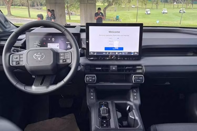 Không gian nội thất chủ yếu sử dụng tông màu tối với vật liệu kết hợp giữa nhựa, vải và da. Điểm đáng chú ý là cụm màn hình kép kích thước lớn và vô lăng thiết kế mới. Khu vực điều khiển trung tâm được tinh giản, thay đổi cách bố trí so với thế hệ trước, bổ sung cổng sạc USB-C công suất 45W và nhiều hộc chứa tiện dụng.