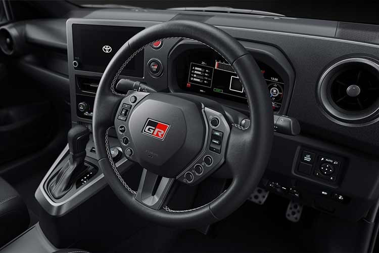 Tại thị trường Nhật Bản, Toyota GR Yaris 2026 có các phiên bản là RC và RZ High Performance trang bị kèm gói khí động lực học Aero Performance Package. Trong đó, phiên bản cao cấp GR Yaris RZ High Performance nay được trang bị lốp Bridgestone Potenza Race đi kèm bộ mâm nhôm rèn 18 inch của BBS. Loại lốp này được phát triển thông qua các thử nghiệm thực tế chuyên sâu với mục tiêu duy trì độ bám đường tốt ngay cả khi lái xe trong thời gian dài ở cường độ cao.
