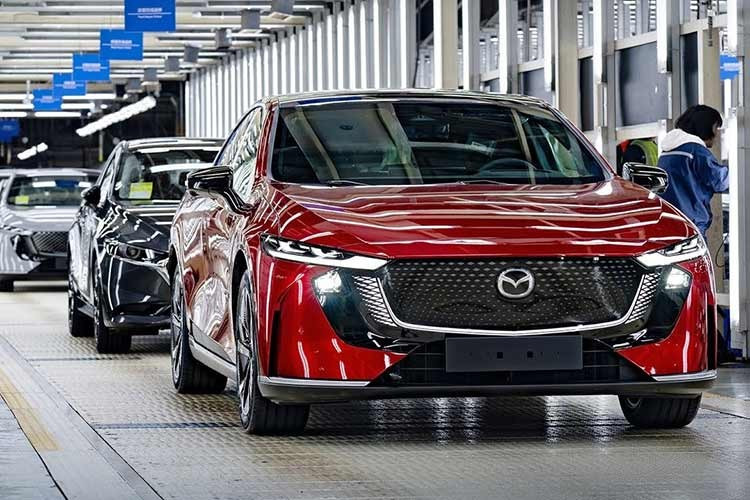 Các tính năng an toàn đáng chú ý bao gồm cảnh báo va chạm trước và sau, kiểm soát hành trình thích ứng Stop &amp; Go, cảnh báo điểm mù, cảnh báo phương tiện cắt ngang khi lùi, hỗ trợ giữ làn đường, phanh khẩn cấp tự động và camera 360 độ. Xe cũng được trang bị 9 túi khí nhằm tăng cường bảo vệ cho hành khách.