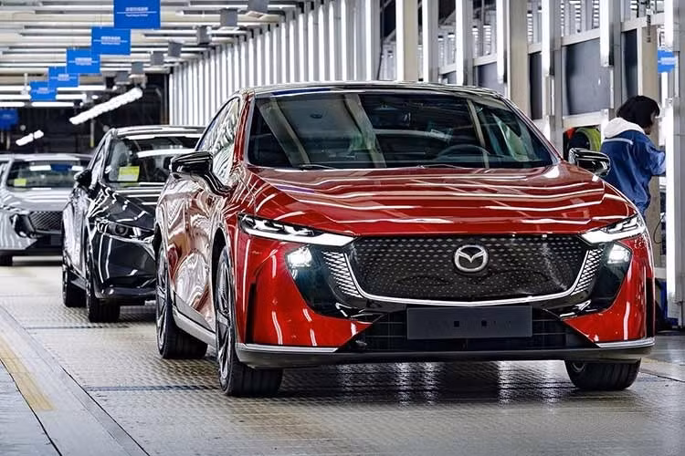 Các tính năng an toàn đáng chú ý bao gồm cảnh báo va chạm trước và sau, kiểm soát hành trình thích ứng Stop &amp; Go, cảnh báo điểm mù, cảnh báo phương tiện cắt ngang khi lùi, hỗ trợ giữ làn đường, phanh khẩn cấp tự động và camera 360 độ. Xe cũng được trang bị 9 túi khí nhằm tăng cường bảo vệ cho hành khách.