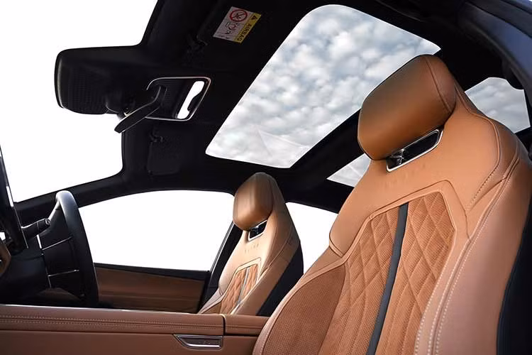 Hệ thống giải trí sử dụng chip Qualcomm 8155 với RAM 12 GB, đi kèm bảng đồng hồ kỹ thuật số 10,2 inch và màn hình trung tâm 14,6 inch. Xe hỗ trợ Apple CarPlay và Android Auto không dây, điều khiển bằng giọng nói nhiều ngôn ngữ, điều khiển cử chỉ và hệ thống âm thanh Sony 14 loa.