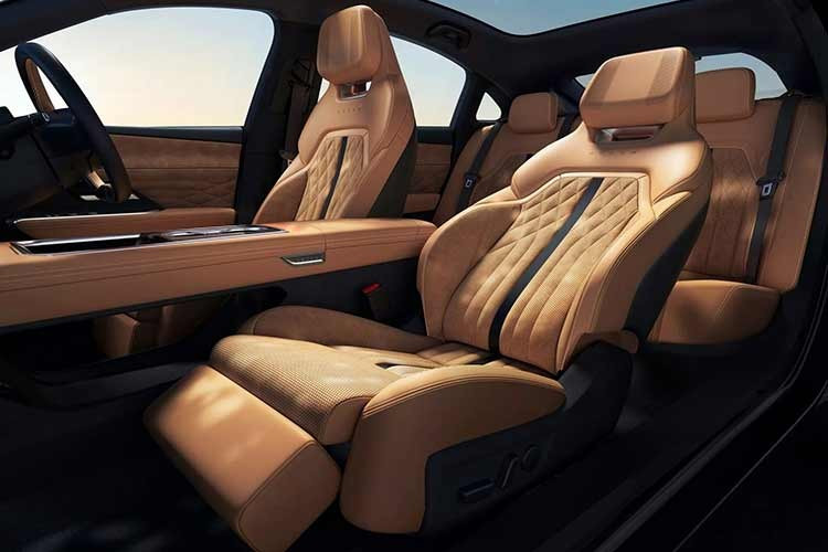 Mazda6e chạy điện mới này còn được trang bị màn hình hiển thị thông tin trên kính lái AR Head-Up Display cỡ lớn, cùng ứng dụng Mazda 6e cho phép điều khiển nhiều chức năng xe từ xa thông qua smartphone.