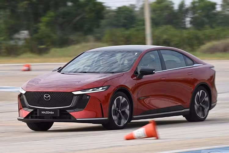 Mazda6e được thiết kế theo triết lý Kodo – Soul of Motion đặc trưng của hãng. Xe nổi bật với cụm đèn LED Signature Wing, đèn hậu LED dạng thanh ngang, cửa không viền và bộ mâm hợp kim 19 inch đi kèm lốp Michelin e-Primacy.