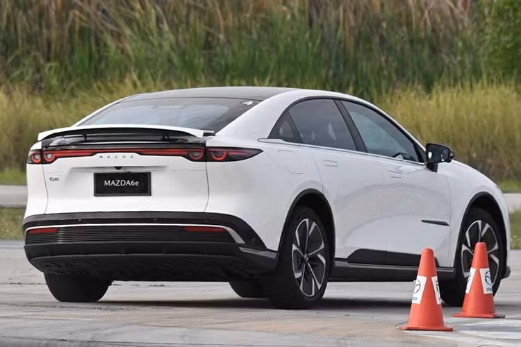 Mazda6e phiên bản Long Range sử dụng một mô-tơ điện đặt phía sau, cho công suất tối đa 258 mã lực và mô-men xoắn 290 Nm, đi kèm hệ dẫn động cầu sau. Xe được trang bị pin lithium-ion (LFP) dung lượng 77,9 kWh. Xe có khả năng tăng tốc từ 0–100 km/h trong 7,9 giây và đạt tốc độ tối đa 175 km/h. Phạm vi hoạt động tối đa lên tới 654 km theo chu trình NEDC.