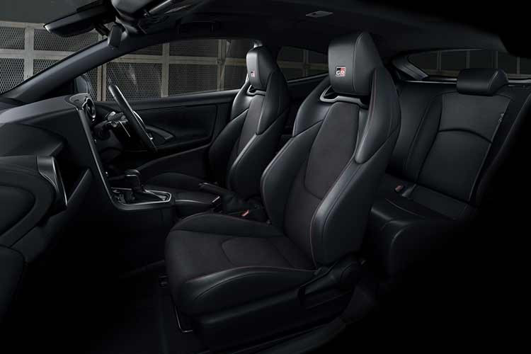 "Hoa lốp mới, cấu trúc bên trong và hợp chất cao su được cải tiến giúp tăng đáng kể khả năng kiểm soát khi lái xe ở giới hạn”, hãng Toyota cho biết. Nằm bên dưới nắp ca-pô của Toyota GR Yaris 2026 vẫn là động cơ 3 xi-lanh, tăng áp, dung tích 1.6L như cũ, sản sinh công suất tối đa 300 mã lực và mô-men xoắn cực đại 400 Nm. Người mua vẫn có thể lựa chọn hộp số sàn 6 cấp hoặc hộp số tự động 8 cấp kèm lẫy chuyển số sau vô lăng.