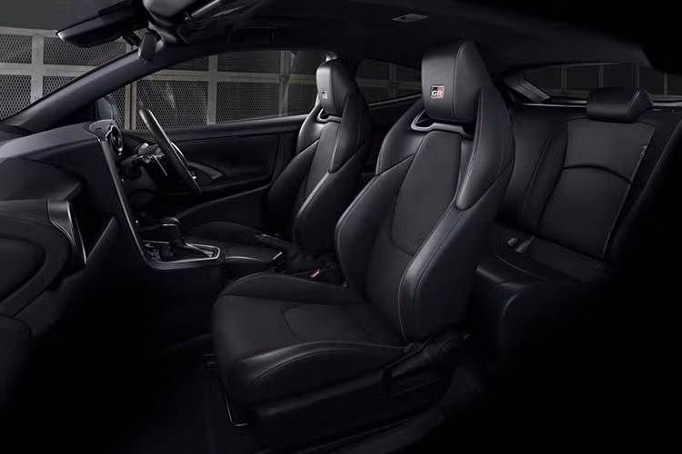 "Hoa lốp mới, cấu trúc bên trong và hợp chất cao su được cải tiến giúp tăng đáng kể khả năng kiểm soát khi lái xe ở giới hạn”, hãng Toyota cho biết. Nằm bên dưới nắp ca-pô của Toyota GR Yaris 2026 vẫn là động cơ 3 xi-lanh, tăng áp, dung tích 1.6L như cũ, sản sinh công suất tối đa 300 mã lực và mô-men xoắn cực đại 400 Nm. Người mua vẫn có thể lựa chọn hộp số sàn 6 cấp hoặc hộp số tự động 8 cấp kèm lẫy chuyển số sau vô lăng.