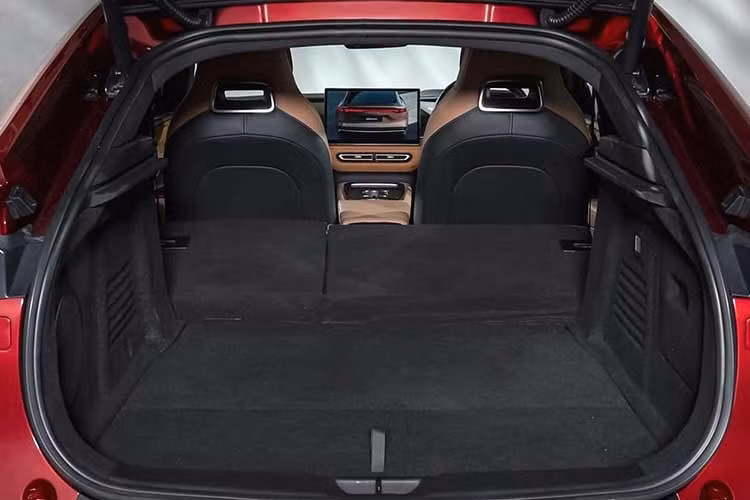 Khoang hành lý phía sau có dung tích từ 330 đến 1.074 lít khi gập hàng ghế sau, trong khi khoang chứa đồ phía trước (frunk) có dung tích 70 lít. So với một số đối thủ cùng phân khúc, Mazda6e có kích thước tương đương MG IM5 và lớn hơn Tesla Model 3.