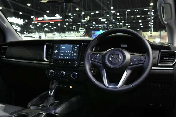 Khác với những mẫu bán tải hiệu năng cao như Ford Ranger Raptor, Nissan Navara Pro-4X Warrior hay Isuzu D-Max Blade vốn có hệ thống treo được nâng cấp riêng, BT-50 Thunder vẫn sử dụng hệ thống treo tiêu chuẩn.