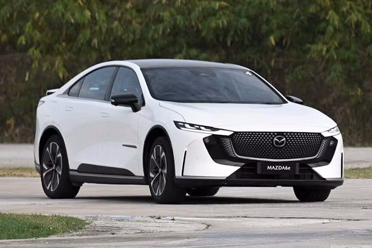 Về khả năng sạc, Mazda6e hỗ trợ chuẩn Type 2 và CCS Combo. Công suất sạc AC tối đa 11 kW và sạc nhanh DC tối đa 194 kW. Khi sạc nhanh DC, pin có thể nạp từ 30% lên 80% chỉ trong khoảng 15 phút, giúp xe di chuyển thêm khoảng 235 km. Xe được trang bị gói hỗ trợ lái nâng cao ADAS bán tự động cấp độ 2, kết hợp hệ thống cảm biến gồm camera, radar sóng milimet và cảm biến siêu âm.