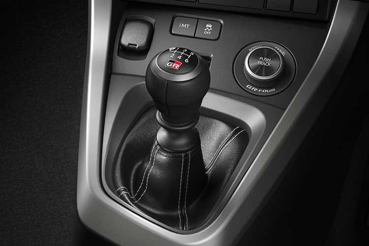 Sức mạnh tiếp tục được truyền tới cả bốn bánh thông qua hệ dẫn động 2 cầu GR-Four phát triển từ xe đua đường trường của Toyota. Hệ thống này sử dụng ly hợp đa đĩa điều khiển điện tử cùng vi sai Torsen ở cả cầu trước và sau.