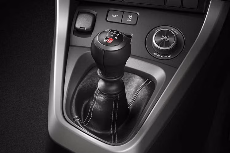 Sức mạnh tiếp tục được truyền tới cả bốn bánh thông qua hệ dẫn động 2 cầu GR-Four phát triển từ xe đua đường trường của Toyota. Hệ thống này sử dụng ly hợp đa đĩa điều khiển điện tử cùng vi sai Torsen ở cả cầu trước và sau.