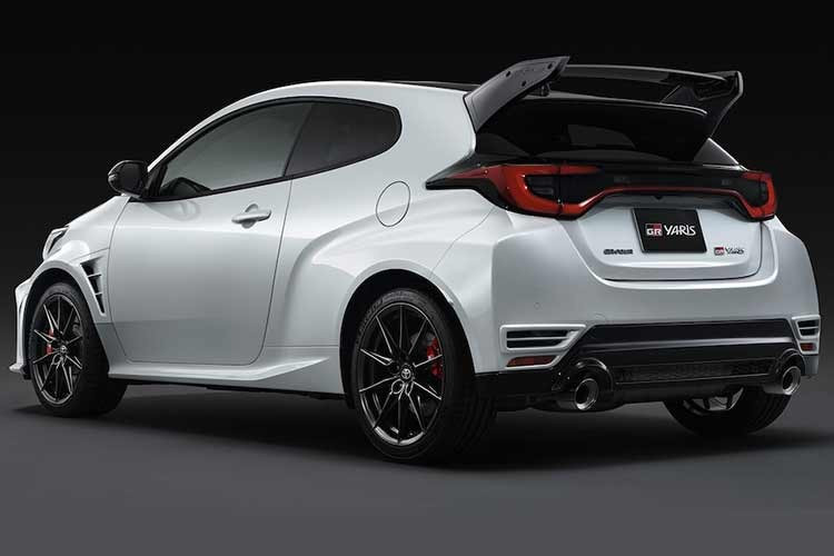 Toyota GR Yaris 2026 hiện đã bắt đầu nhận đơn đặt hàng tại thị trường Nhật Bản. Xe có giá dao động từ 3.617.200-5.882.200 Yên (khoảng 723 triệu đến 1,17 tỷ đồng). Toyota dự kiến sẽ sớm triển khai các nâng cấp này cho GR Yaris tại những thị trường khác.