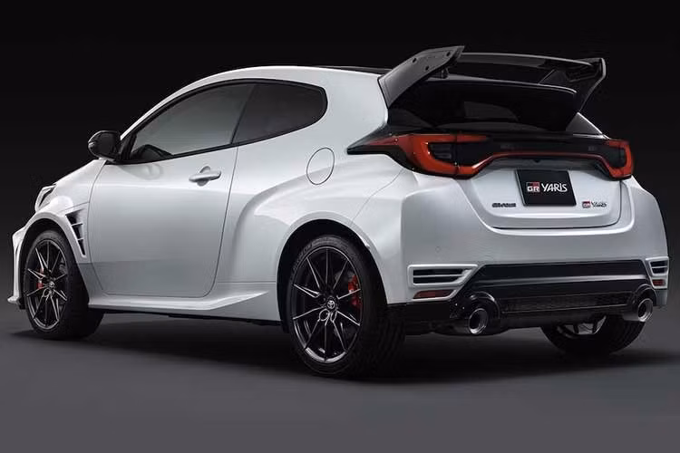 Toyota GR Yaris 2026 hiện đã bắt đầu nhận đơn đặt hàng tại thị trường Nhật Bản. Xe có giá dao động từ 3.617.200-5.882.200 Yên (khoảng 723 triệu đến 1,17 tỷ đồng). Toyota dự kiến sẽ sớm triển khai các nâng cấp này cho GR Yaris tại những thị trường khác.
