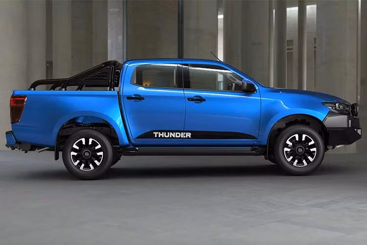So với thế hệ trước, mẫu xe bán tải Mazda BT-50 Thunder 2026 không còn được trang bị vòm bánh xe mở rộng, tuy nhiên khách hàng vẫn có thể bổ sung chi tiết này thông qua danh mục phụ kiện chính hãng.