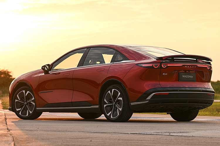 Mazda6e chạy điện dự kiến có giá khoảng hơn 1 triệu baht (tương đương hơn 800 triệu đồng) và sẽ được công bố giá chính thức tại Triển lãm Ô tô Quốc tế Bangkok 2026 diễn ra vào ngày 23/3/2026. Xe sở hữu kích thước khá lớn với chiều dài 4.921 mm, rộng 1.890 mm, cao 1.491 mm và trục cơ sở đạt 2.895 mm.