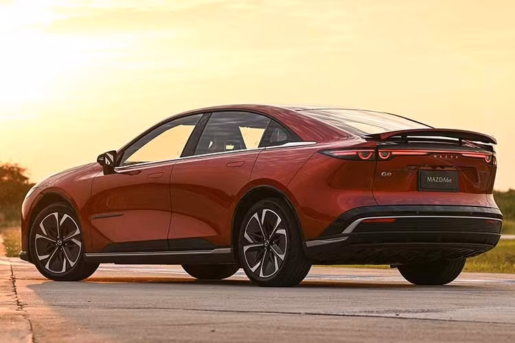 Mazda6e chạy điện dự kiến có giá khoảng hơn 1 triệu baht (tương đương hơn 800 triệu đồng) và sẽ được công bố giá chính thức tại Triển lãm Ô tô Quốc tế Bangkok 2026 diễn ra vào ngày 23/3/2026. Xe sở hữu kích thước khá lớn với chiều dài 4.921 mm, rộng 1.890 mm, cao 1.491 mm và trục cơ sở đạt 2.895 mm.