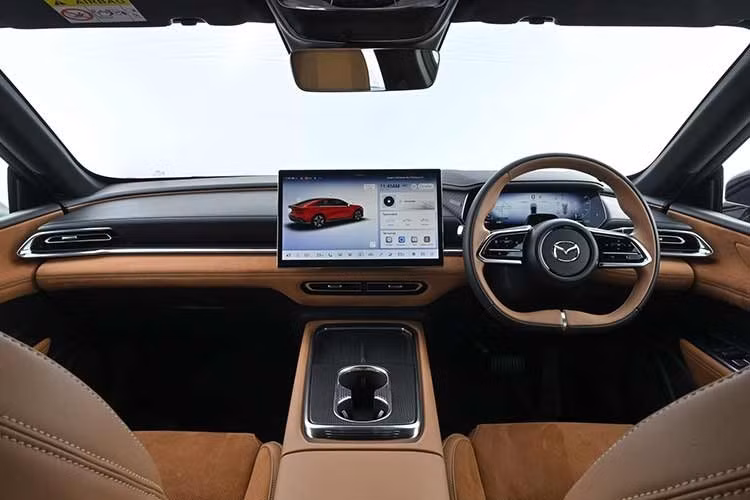 Khoang cabin của Mazda6e được trang bị cửa sổ trời toàn cảnh, hệ thống đèn nội thất 64 màu và ghế da Nappa kết hợp da lộn. Ghế trước có chức năng sưởi và thông gió, trong khi điều hòa tự động ba vùng phục vụ cả hành khách phía sau.