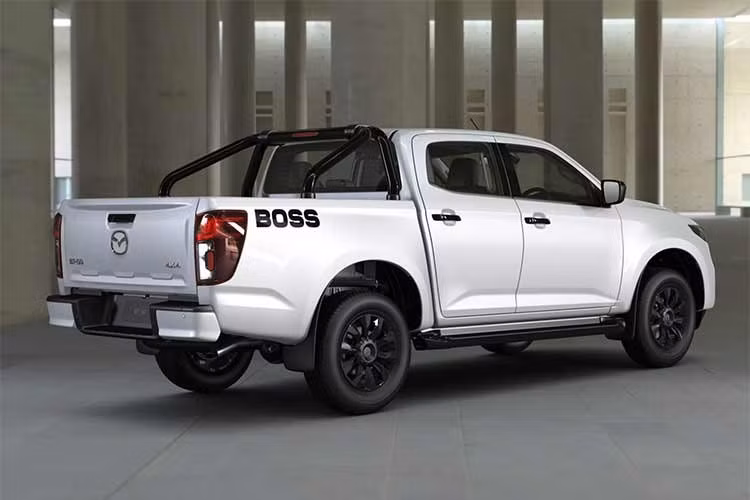 Các phiên bản thấp hơn của BT-50 được trang bị động cơ turbodiesel 2.2L cho công suất 161 mã lực và mô-men xoắn 400 Nm, kết hợp hộp số tự động 8 cấp. Tùy cấu hình, xe có thể sử dụng hệ dẫn động cầu sau hoặc dẫn động bốn bánh.