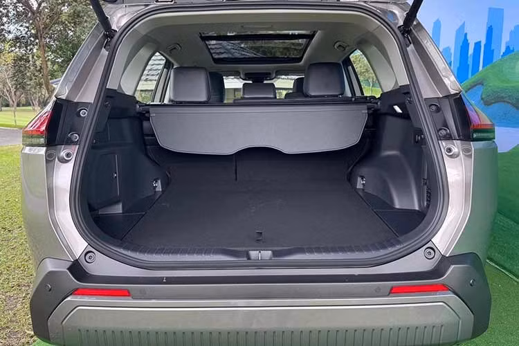 Hệ thống này hoạt động song song với hai mô-tơ điện và bộ pin dung lượng 1,09 kWh. Cấu hình này không chỉ giúp tối ưu hóa mức tiêu hao nhiên liệu trong điều kiện giao thông đô thị mà còn cung cấp lực kéo tức thời mạnh mẽ, một đặc trưng ưu việt của các dòng xe hybrid nhà Toyota.