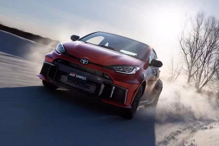 Bản cập nhật năm 2026 với vô lăng mới khiến Toyota GR Yaris càng hấp dẫn hơn đối với những người đam mê lái xe. Với những khách hàng muốn phiên bản tối ưu nhất, Toyota sắp tung ra bản giới hạn GR Yaris Morizo RR với nhiều chi tiết sợi carbon và chế độ Morizo đặc biệt cho hệ dẫn động AWD.