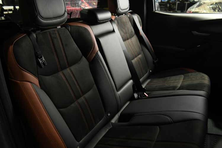 Cả hai phiên bản Thunder và Boss đều sử dụng động cơ turbodiesel 3.0L mạnh nhất trong dòng BT-50, cho công suất 187 mã lực và mô-men xoắn cực đại 450 Nm. Động cơ này đi kèm hộp số tự động 6 cấp và hệ dẫn động bốn bánh.