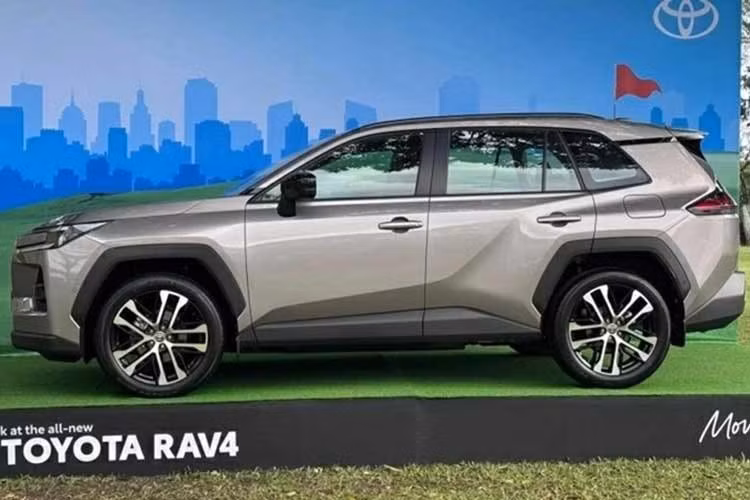 Về mặt thẩm mỹ, Toyota mang đến bảng màu phong phú nhằm cá nhân hóa tối đa cho người sở hữu. Phiên bản ADV tập trung vào các tông màu trung tính và hiện đại như Urban Rock, Massive Gray hay Ever Rest. Đối với bản LTD, người dùng có thêm các lựa chọn cao cấp hơn như Attitude Black, Dark Blue Mica hay Avantgarde Bronze.