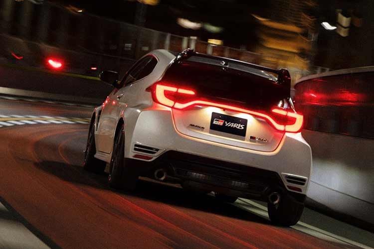 Logo truyền thống của hãng Toyota cũng được thay bằng biểu tượng GR, phù hợp với quá trình tái định vị thương hiệu Gazoo Racing gần đây. Tuy nhiên, cải tiến của vô lăng không chỉ dừng ở ngoại hình. Toyota cho biết phản hồi từ các tay đua chuyên nghiệp đã chỉ ra một vấn đề ở vô lăng cũ của GR Yaris. Cụ thể, khi thực hiện các góc cua 180 độ mà không đổi vị trí tay, người lái phải cẩn thận tránh chạm vào các nút bấm.