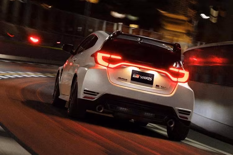 Logo truyền thống của hãng Toyota cũng được thay bằng biểu tượng GR, phù hợp với quá trình tái định vị thương hiệu Gazoo Racing gần đây. Tuy nhiên, cải tiến của vô lăng không chỉ dừng ở ngoại hình. Toyota cho biết phản hồi từ các tay đua chuyên nghiệp đã chỉ ra một vấn đề ở vô lăng cũ của GR Yaris. Cụ thể, khi thực hiện các góc cua 180 độ mà không đổi vị trí tay, người lái phải cẩn thận tránh chạm vào các nút bấm.