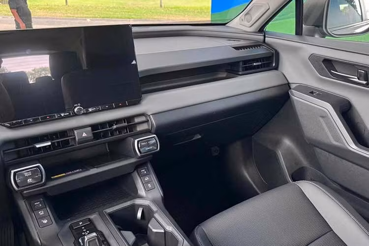 Tại thị trường Philippines, Toyota RAV4 Hybrid 2026 được phân phối với hai biến thể chính. Phiên bản tiêu chuẩn RAV4 ADV HEV AWD CVT có giá bán niêm yết là 2,183 triệu Peso (tương đương 970 triệu đồng). Trong khi đó, phiên bản cao cấp nhất RAV4 LTD HEV AWD CVT được chào bán ở mức 2,499 triệu Peso (khoảng 1,10 tỷ đồng).