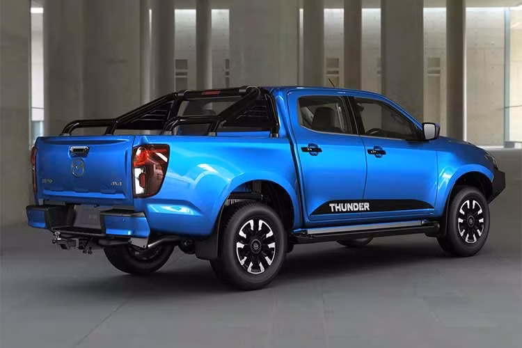 Mazda cũng cung cấp nhiều trang bị tùy chọn hướng đến nhu cầu off-road như thanh bảo vệ ba vòng, mâm hợp kim 18 inch, ống thở snorkel, thanh đèn LED, giá nóc và các cấu hình thùng sau khác nhau.