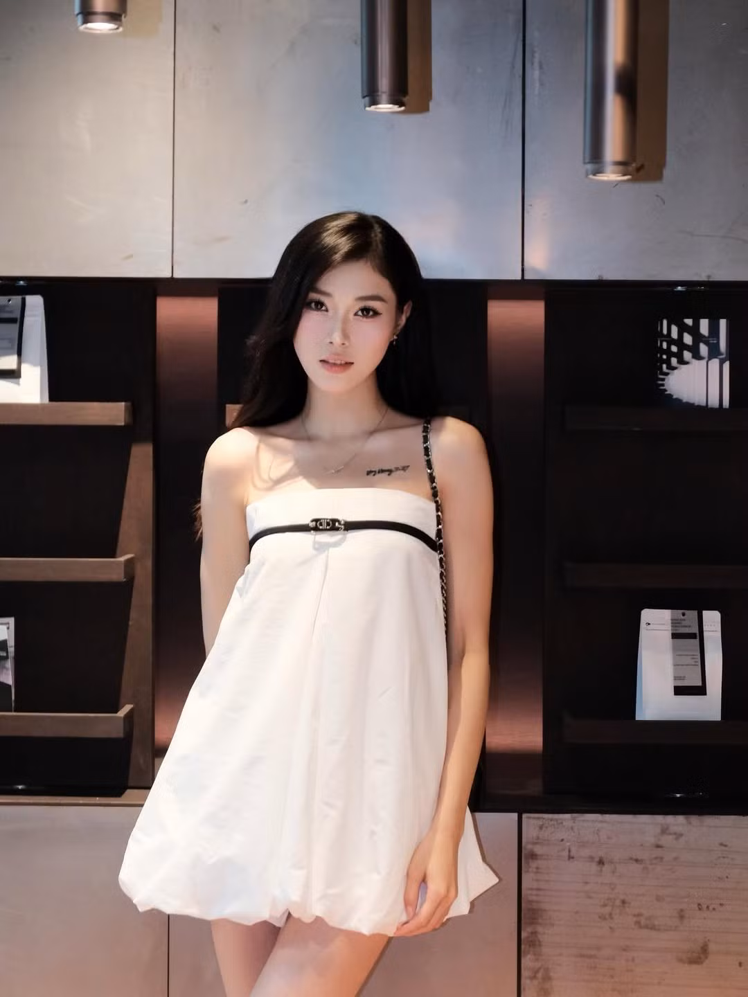 Đặng Thu Huyền khéo léo kết hợp trang phục với cách trang điểm nhẹ nhàng, mái tóc buông xõa tự nhiên, tạo nên tổng thể hài hòa và thu hút.