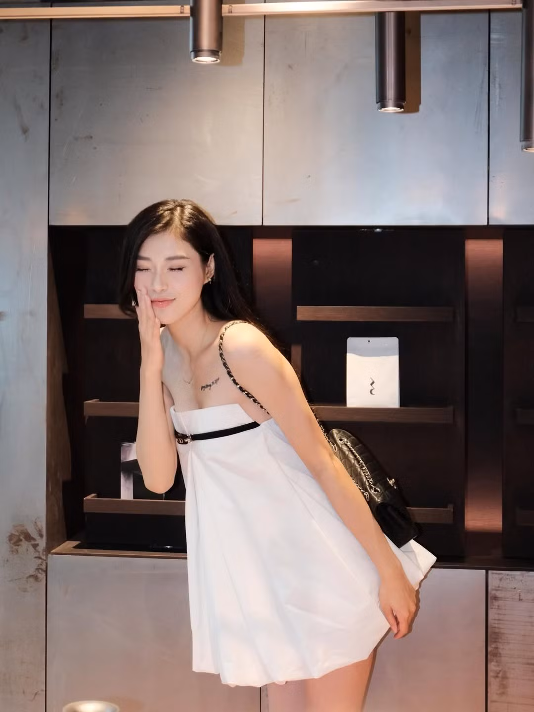 Sự trở lại ấn tượng của Đặng Thu Huyền với vai trò một "fashion icon" lăng-xê mẫu váy "baby doll" đã nhận được nhiều lời khen ngợi từ người hâm mộ.