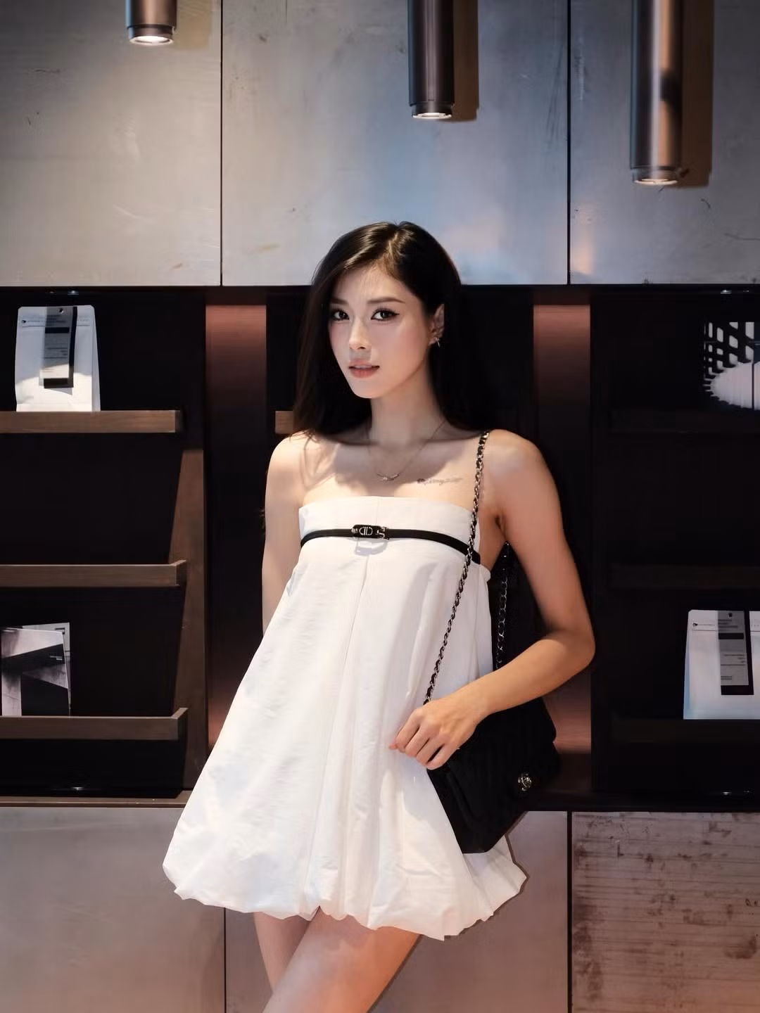 Từng là cái tên làm mưa làm gió làng bóng chuyền Việt Nam với danh xưng "hoa khôi bóng chuyền", Đặng Thu Huyền dù đã giã từ sự nghiệp sân cỏ nhưng vẫn giữ được sức hút mạnh mẽ.