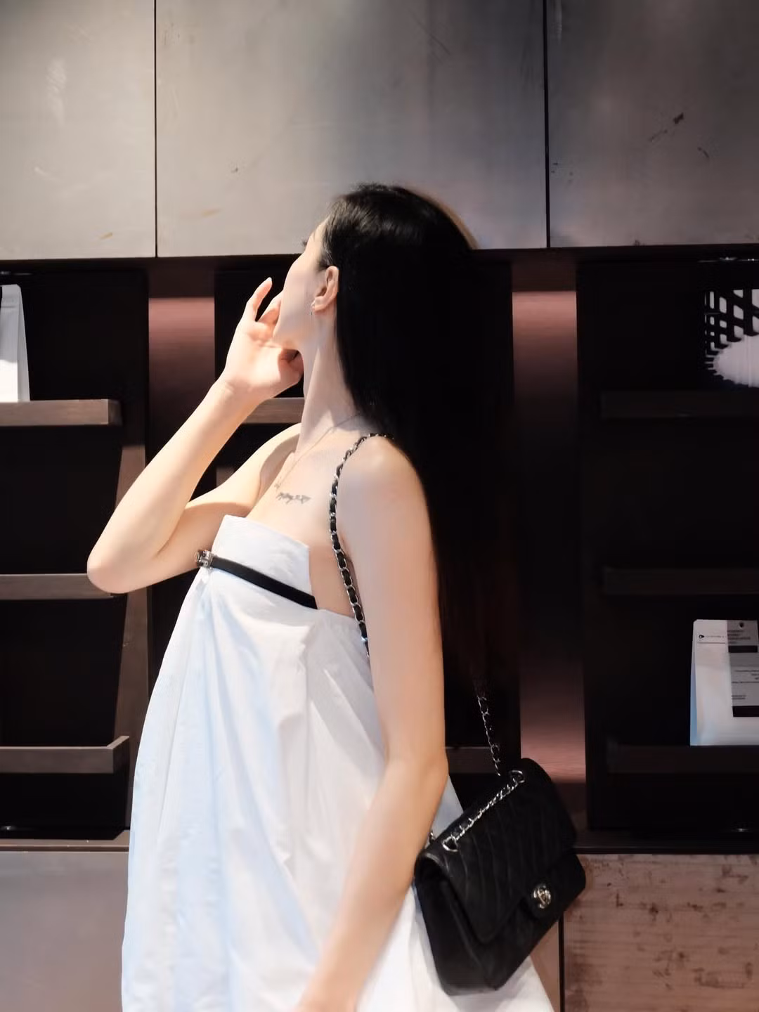 Trong loạt ảnh mới nhất được chia sẻ trên trang cá nhân, Đặng Thu Huyền xuất hiện đầy duyên dáng trong thiết kế váy "baby doll".