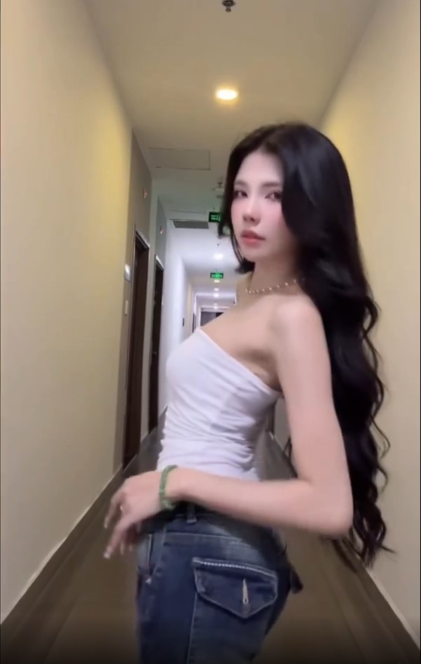 Điều khiến màn catwalk của Mai Dora trở nên "lạ mắt" chính là sự thay đổi rõ rệt trong phong thái. Không còn là những màn "tấu hề" như thường lệ, lần này nữ MC lựa chọn biểu cảm nghiêm túc, ánh nhìn sắc sảo, chẳng kém gì người mẫu chuyên nghiệp.