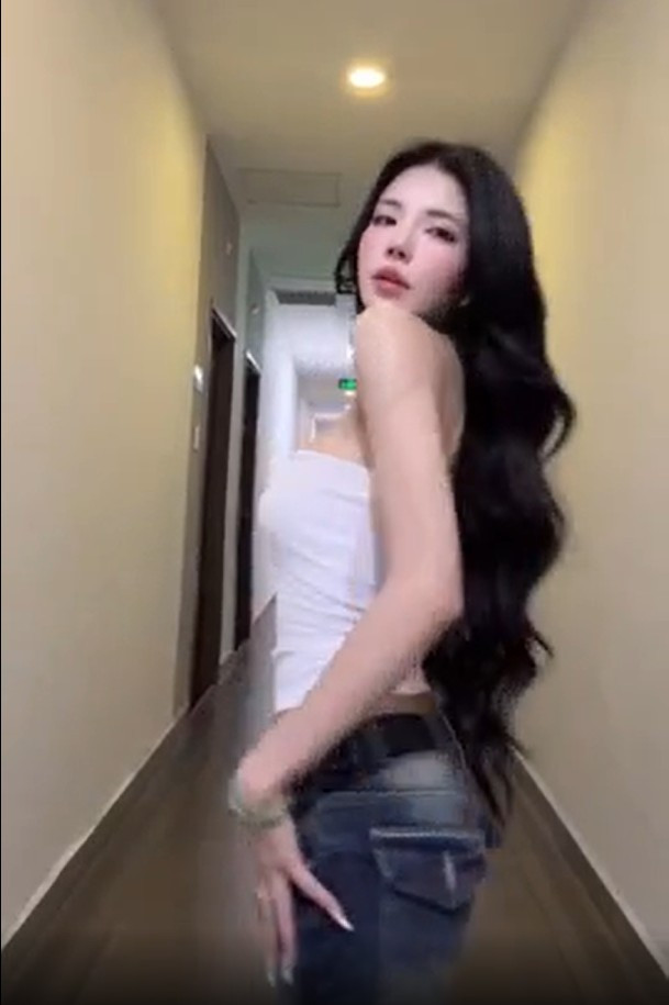 Chính sự tối giản này lại càng làm nổi bật khả năng catwalk của Mai Dora. Từng bước chân dứt khoát, nhịp đi ổn định cùng thần thái lạnh lùng, tự tin nữ MC khiến nhiều người không khỏi bất ngờ.