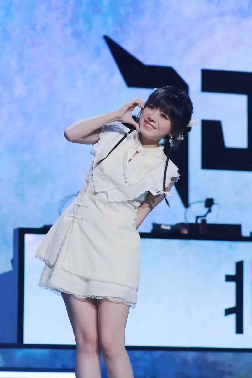 Luo Xin khẳng định: "Kỹ năng makeup của tôi ngày xưa rất tệ, tuy nhiên tôi chưa từng đụng dao kéo". Cô cũng chia sẻ thêm rằng nhiều người, khi có điều kiện có thể chọn can thiệp thẩm mỹ, nhưng bản thân cô thì không.