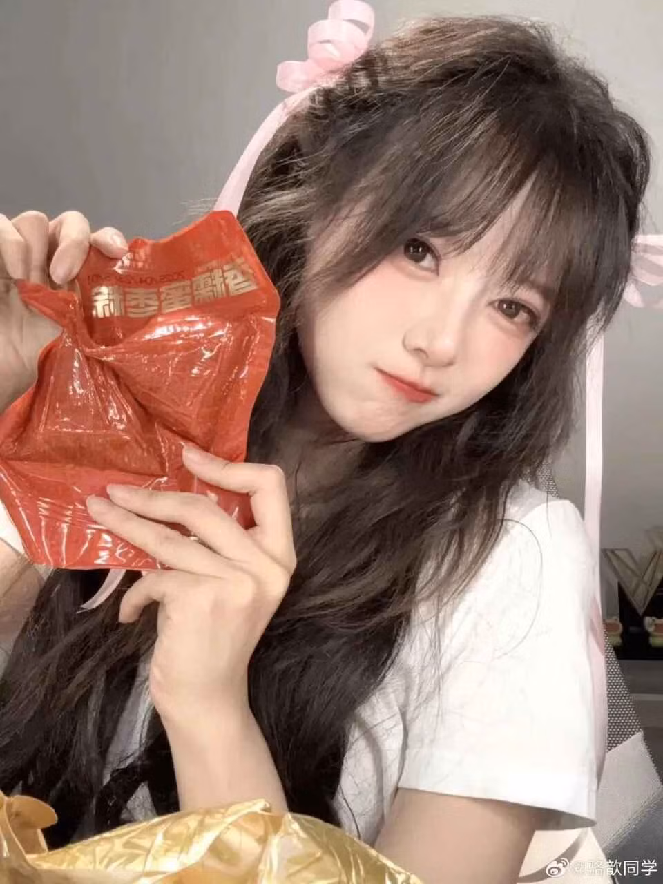 Trước phản ứng bất ngờ của CĐM khi nhìn thấy diện mạo thuở mới vào nghề, Luo Xin thẳng thắn thừa nhận rằng trước đây cô không biết trang điểm, thường xuyên để mặt mộc và không tạo kiểu tóc.