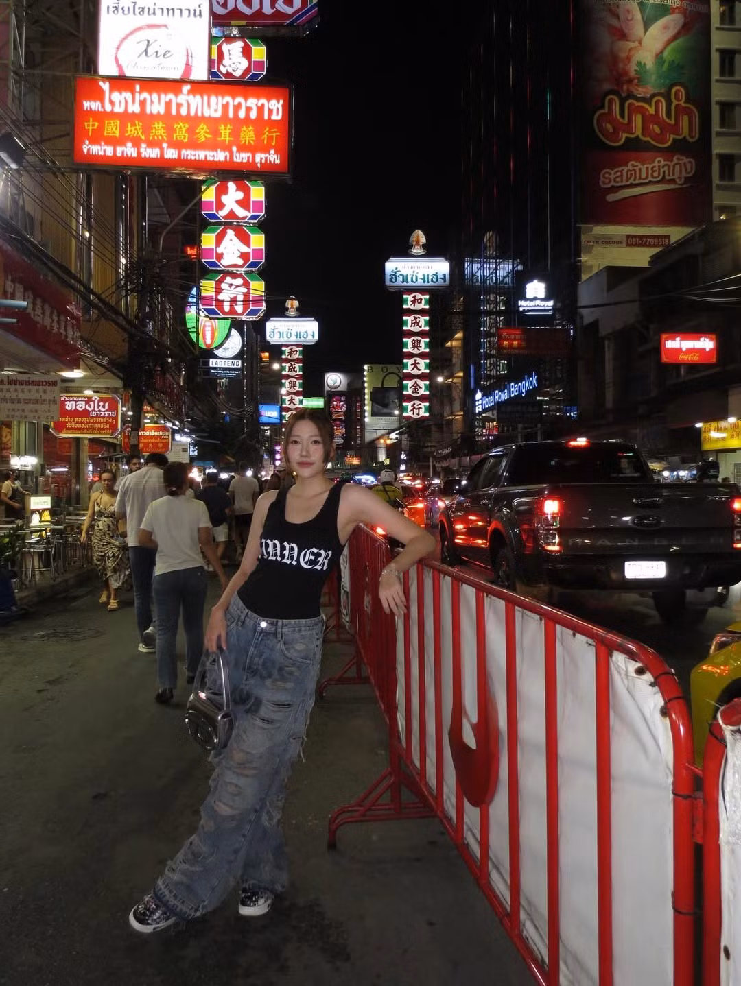 Trong bộ ảnh của mình, Uyển Ân không quên lưu lại một khoảnh khắc "chuẩn Thái" khác là ngồi trên xe tuk-tuk. Dưới ánh đèn neon hồng rực rỡ của xe, cô nàng cầm một chai nước ép, khoe trọn visual xinh đẹp, làn da trắng phát sáng dù trong điều kiện thiếu sáng.